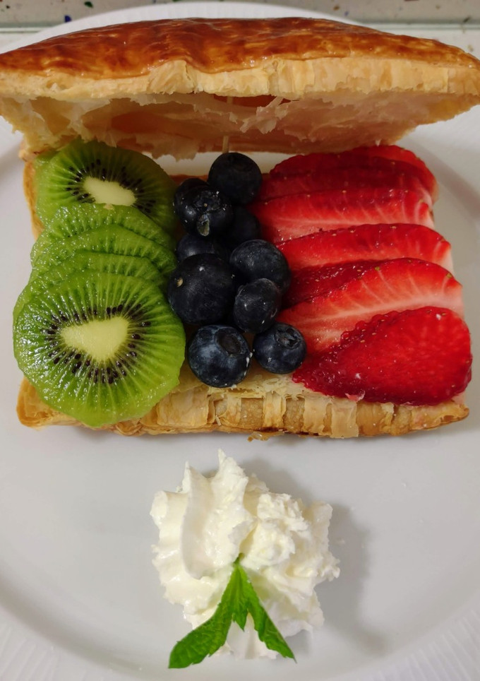 Una foto de Cofre de hojaldre relleno de frutas