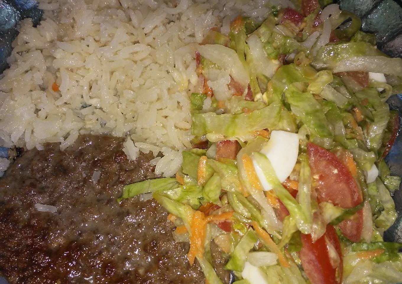 Hamburguesa con arroz y ensalada
