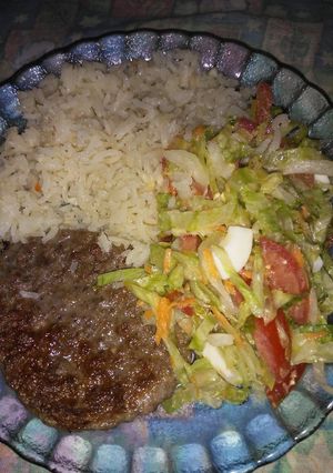 Una foto de Hamburguesa con arroz y ensalada