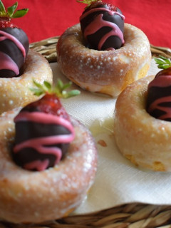 Una foto de Donuts de leche condensada y fresa