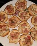 Florcitas de jamón, queso y tomate