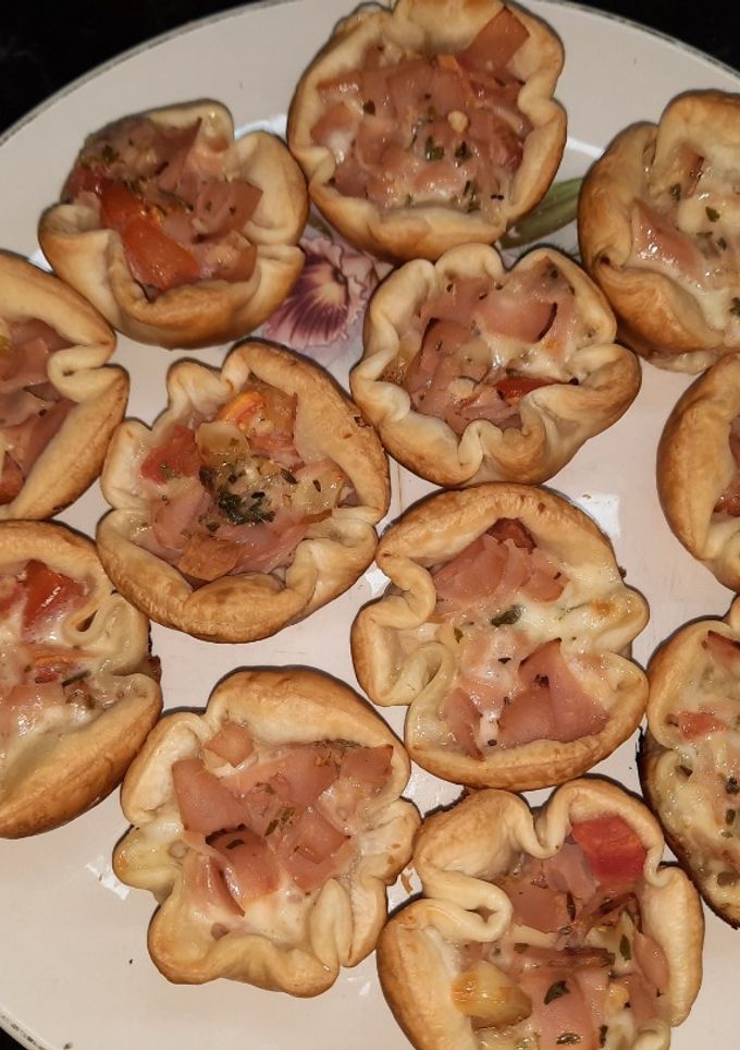 Una foto de Florcitas de jamón, queso y tomate