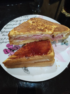 Una foto de Sándwich Montecristo con mermelada fresa