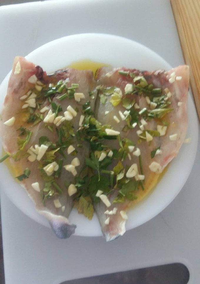 Una foto de Dorada plancha con "chimichurris"