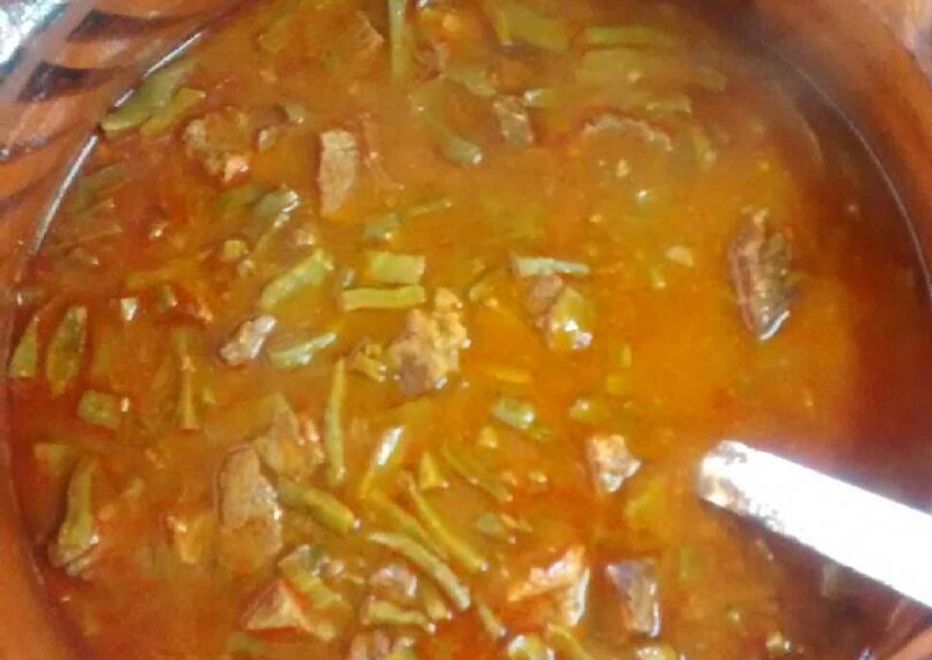 Carne de res en cubitos con guajillo y nopales