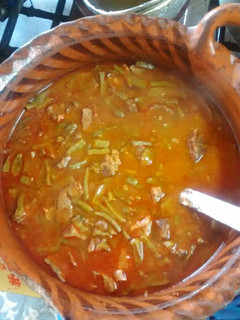 Una foto de Carne de res en cubitos con guajillo y nopales