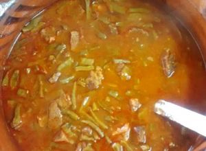 Una foto de Carne de res en cubitos con guajillo y nopales