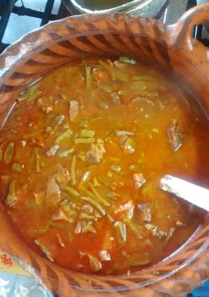 Una foto de Carne de res en cubitos con guajillo y nopales