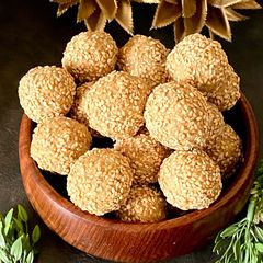 A picture of Til gud ladoo.
