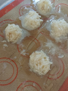 Una foto de Dulce de coco con leche condensada. 4 ingredientes. Coquitos