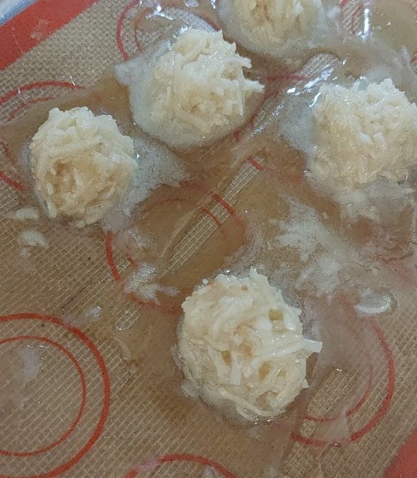 Una foto de Dulce de coco con leche condensada. 4 ingredientes. Coquitos