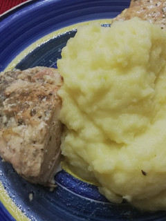 Una foto de Pollo relleno al horno de queso jamón y puré