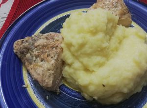Una foto de Pollo relleno al horno de queso jamón y puré