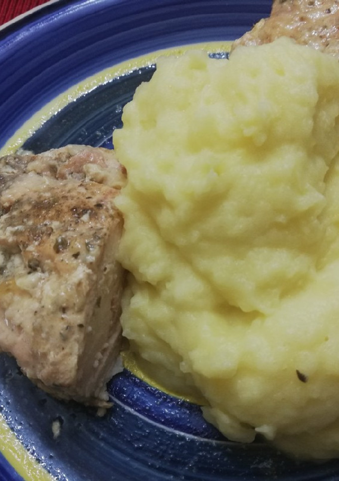 Una foto de Pollo relleno al horno de queso jamón y puré