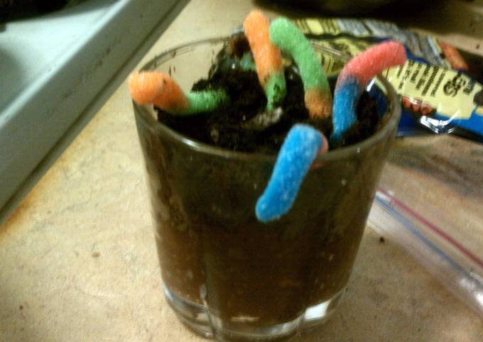 gummy worms with oreo, and chocolate pudding
