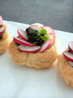 Une photo de Mini tartelettes à la tapenade de radis roses