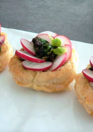 Une photo de Mini tartelettes à la tapenade de radis roses