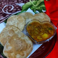 A picture of Kachori with Aloo tarkari.