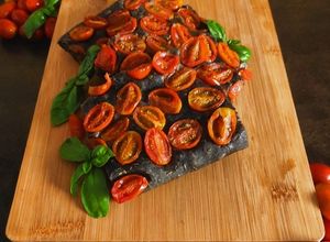 Foto di Focaccia al carbone vegetale erbe di Provenza timo e pomodorini