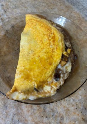 Una foto de Omelette de manzana caramelizada y queso