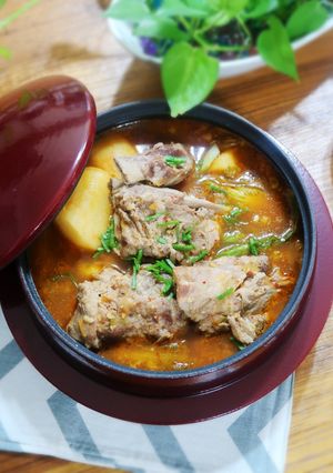 《影音食譜》韓式馬鈴薯排骨湯 (감자탕) 的食譜成品照片