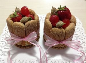 Una foto de Mini Charlotte con frutos rojos
