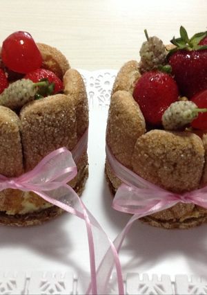 Una foto de Mini Charlotte con frutos rojos