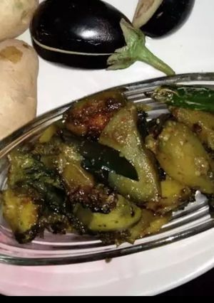 A picture of Aloo baingan.