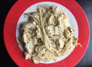 Una foto de Spaghetti en salsa blanca con pollo