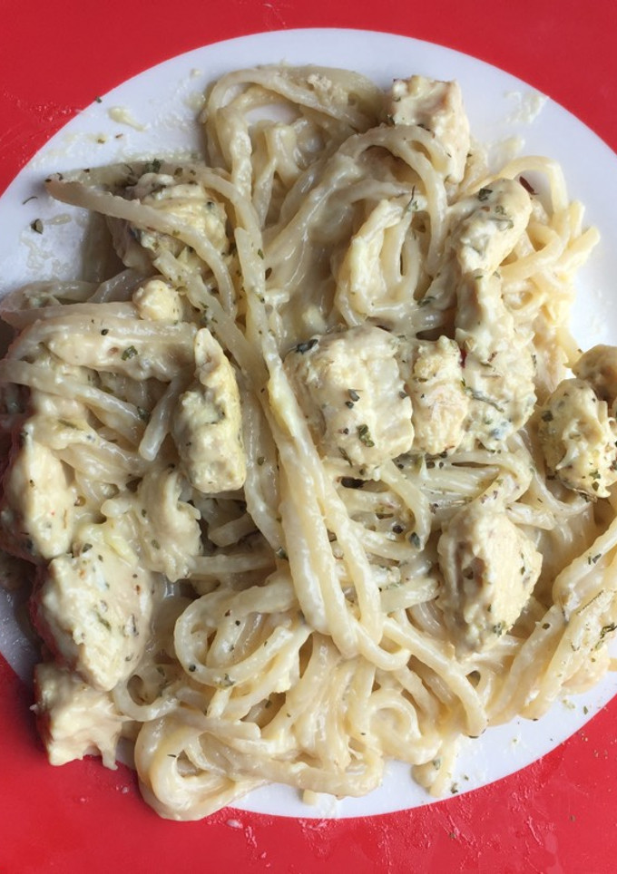 Una foto de Spaghetti en salsa blanca con pollo