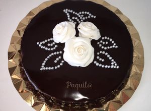 Una foto de Tarta de Donuts 🍩 con Glaseado-Brillo de Chocolate