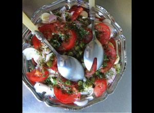 Une photo de Salade de tomates oignons coeurs de palmier et ciboule