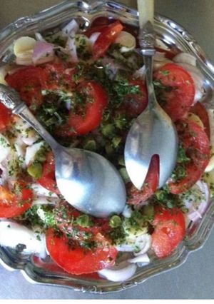 Une photo de Salade de tomates oignons coeurs de palmier et ciboule
