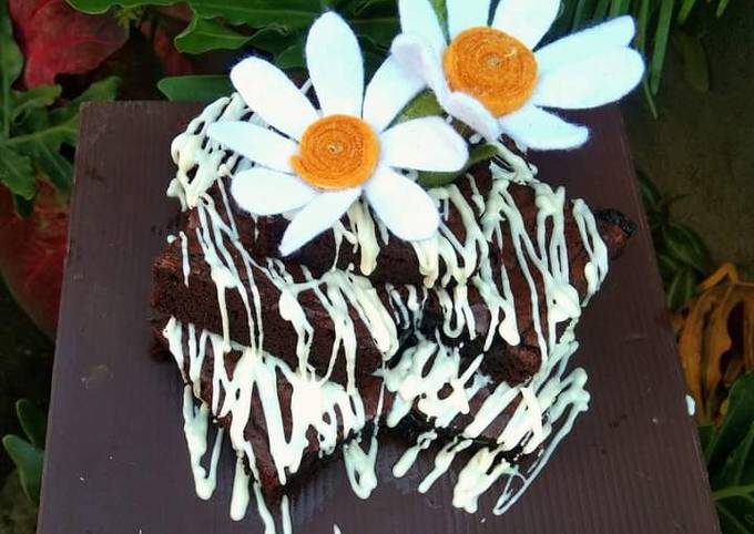 Fudgy Brownies Birthday Cake - cookandrecipe.com
