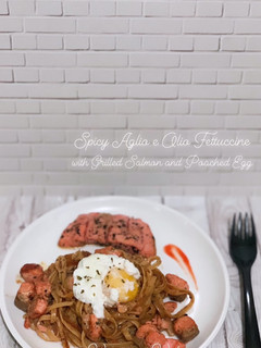 Foto resep Spicy Aglio Olio Fettuccine with Grilled Salmon and Poached Egg