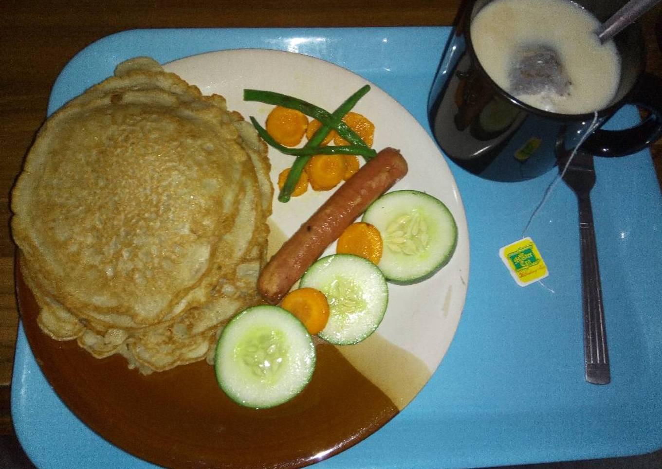 Fluffy pancakes with steamed veggies