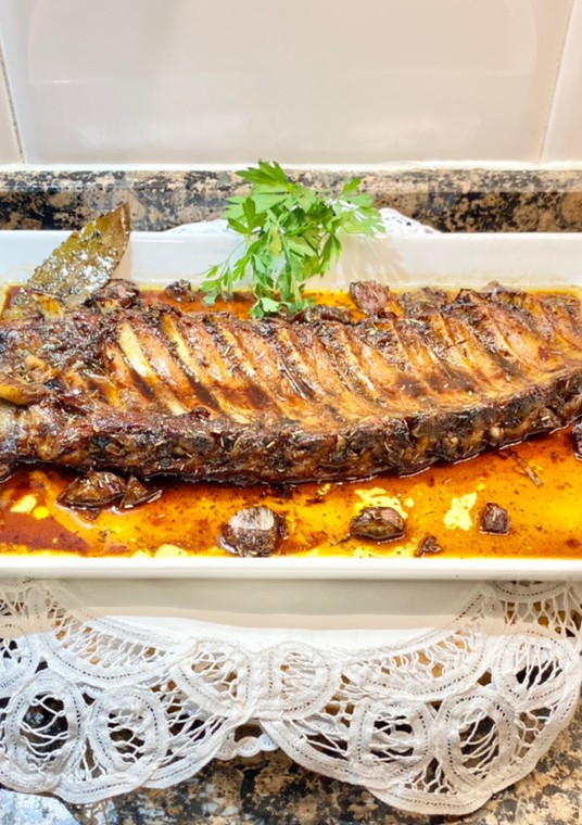 Una foto de Costillar asado, al vino tinto, con hierbas aromáticas