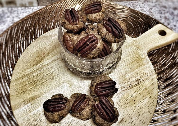 Keto pecan choc cookies