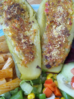 Una foto de Zapallitos rellenos con carne, verduras y cuscús