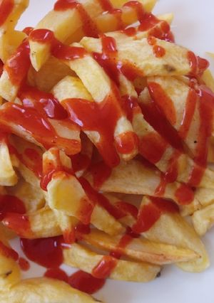 A picture of Chips with Chilli sauce.