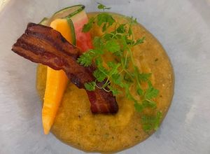 Une photo de Gaspacho de melon et sa chips de lard