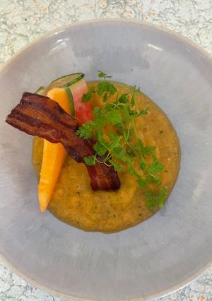 Une photo de Gaspacho de melon et sa chips de lard