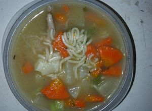 Una foto de Sopa de pollo y vegetales