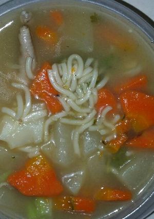 Una foto de Sopa de pollo y vegetales
