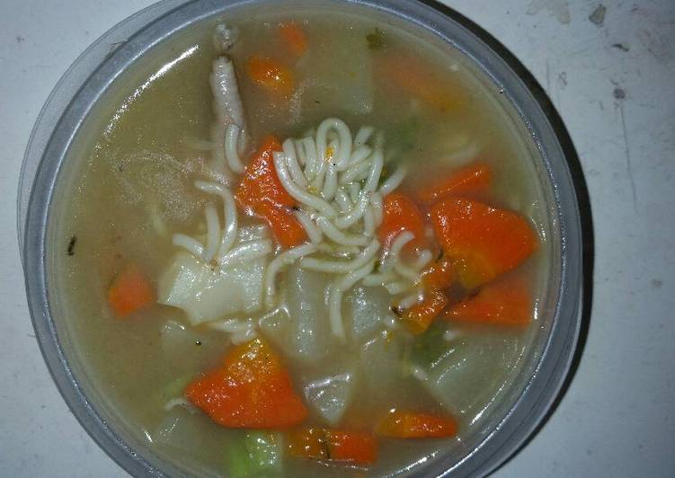 Sopa de pollo y vegetales