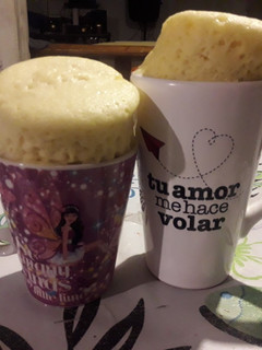 Una foto de Mug Cake Vainilla con Corazón de Dulce de Leche y Chocolate..🙄