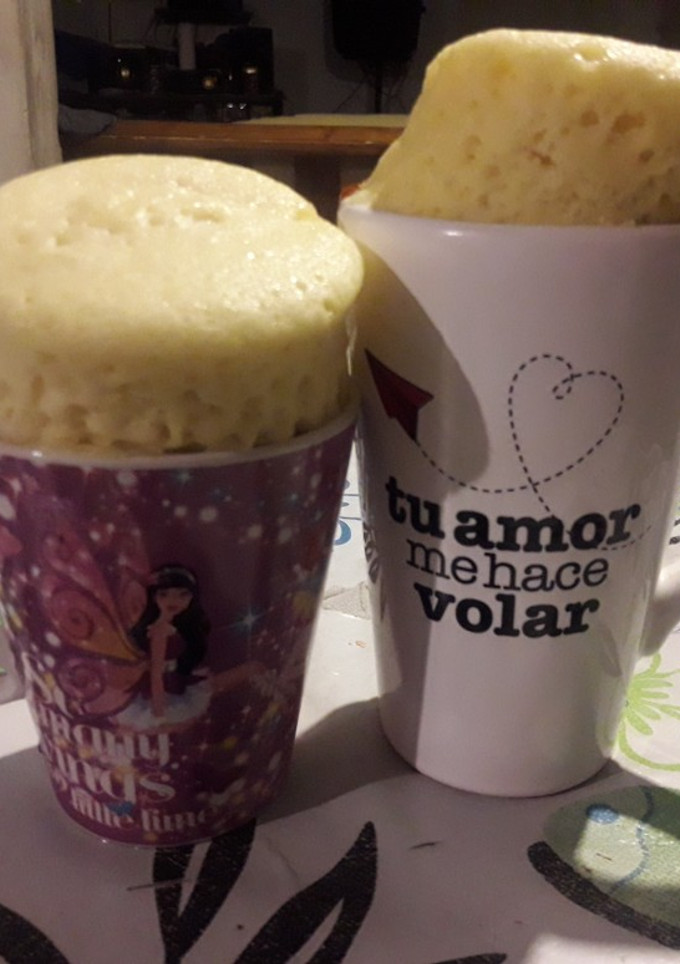 Una foto de Mug Cake Vainilla con Corazón de Dulce de Leche y Chocolate..🙄