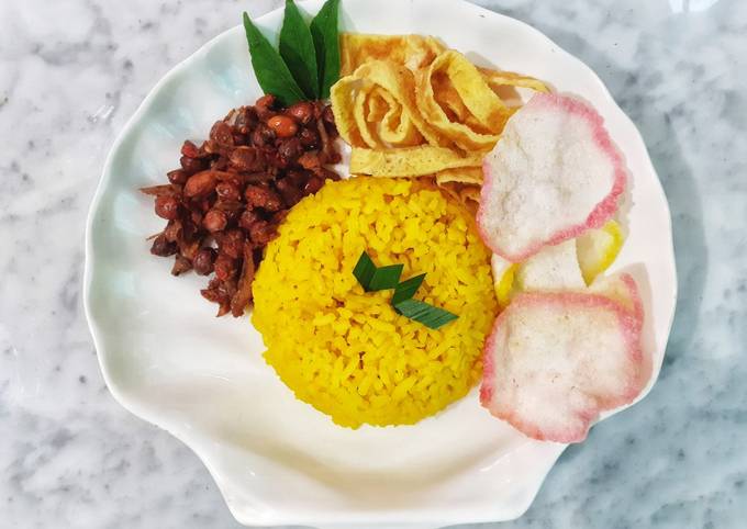 Resep Nasi Kuning Gurih | Rice Cooker | Tanpa Santan oleh Arien Nugraha - Cookpad