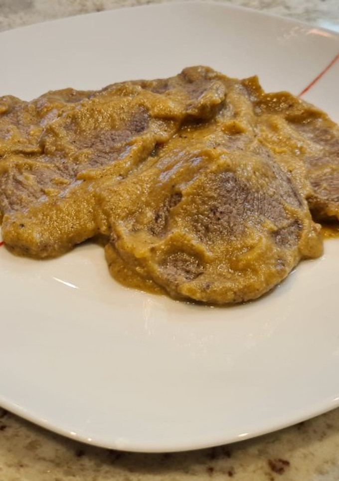 Una foto de Filetes de ternera en salsa de hongos y patata