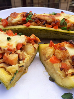 Una foto de Zucchine ripiene di pollo,verdure e formaggio-Zucchini relleno de vegetales Pollo y Queso